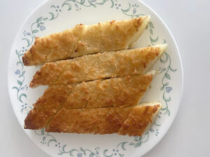 Cut Nyonya tapioca kueh into diamond shapes